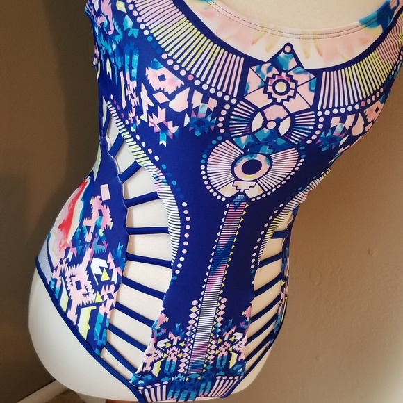 Cut-Out One Piece - Picture 4 of 4